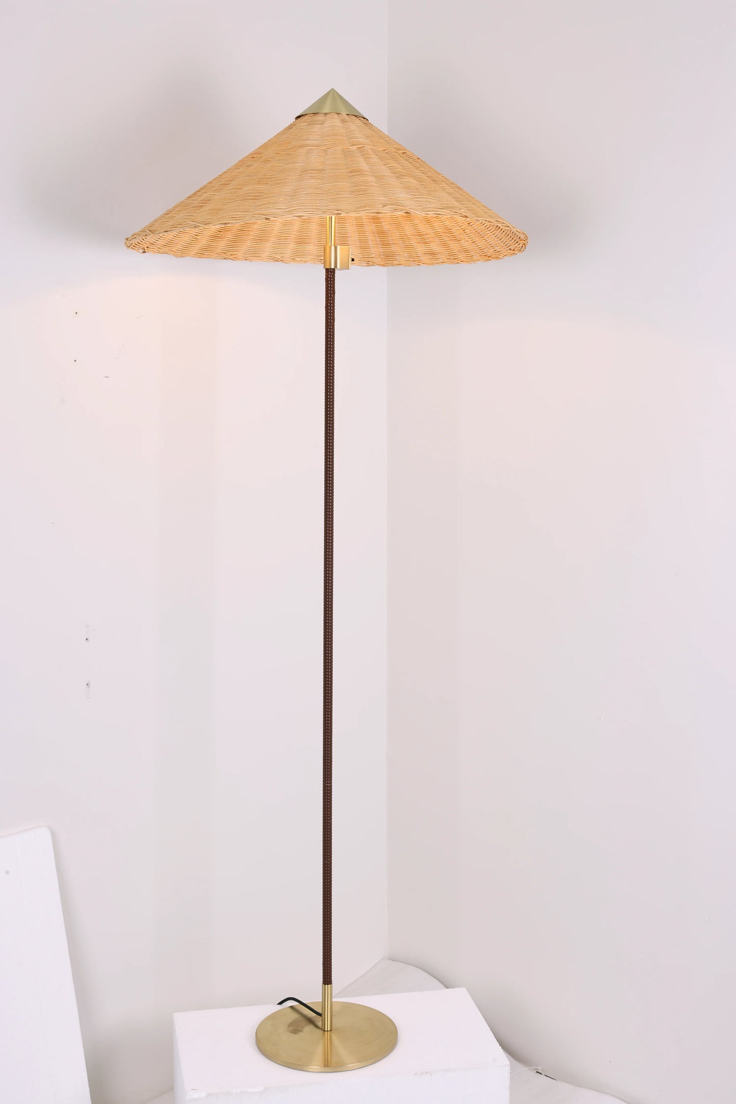 Lámpara de pie con sombrero de bambú
