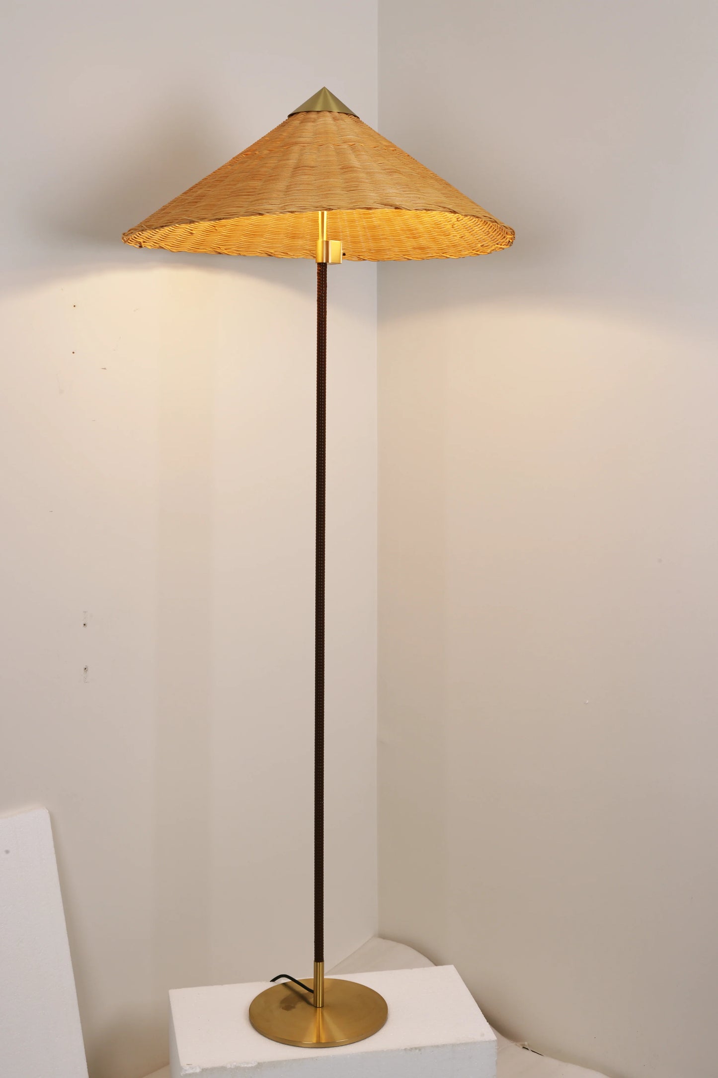 Lámpara de pie con sombrero de bambú