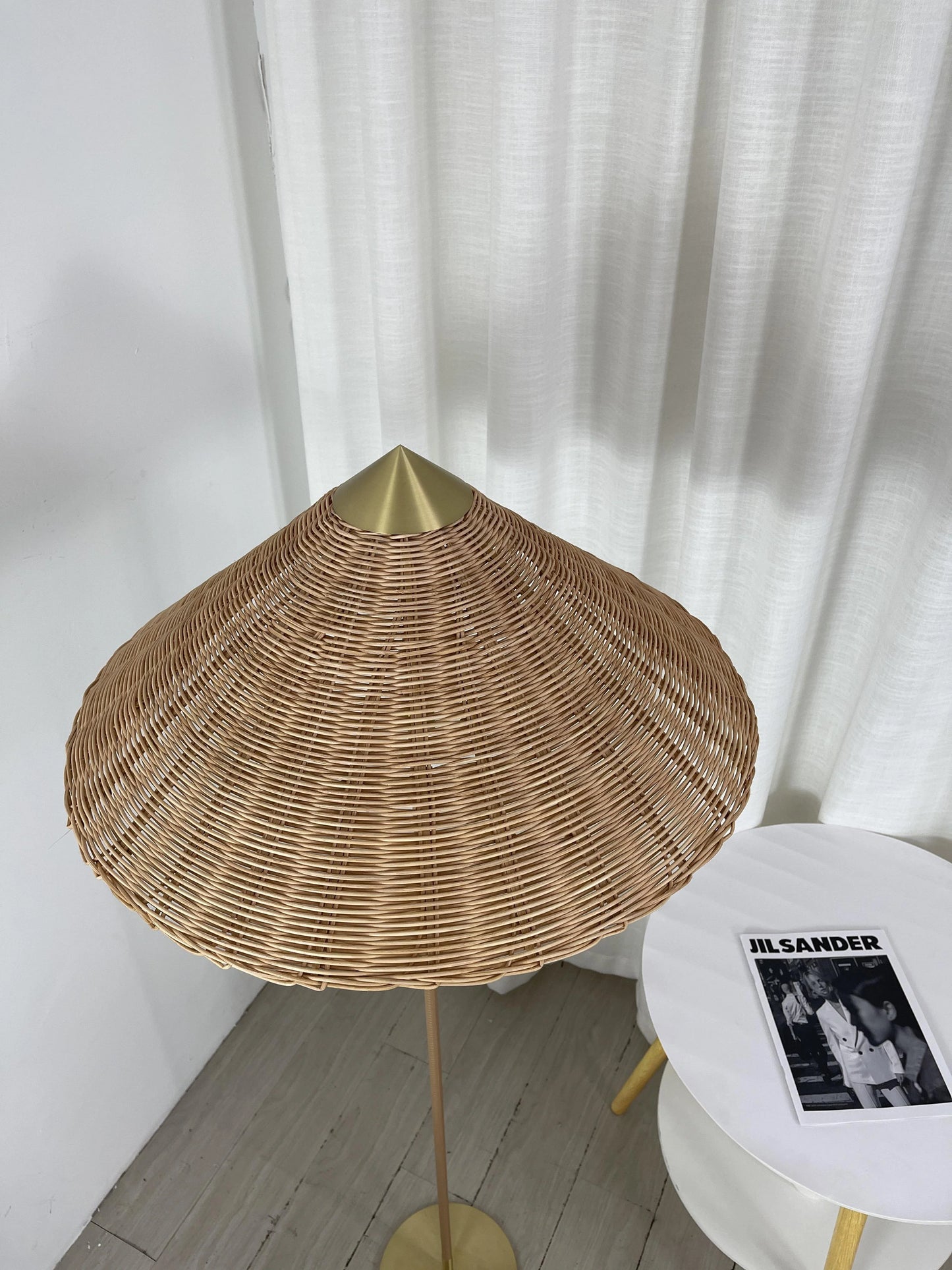 Lámpara de pie con sombrero de bambú