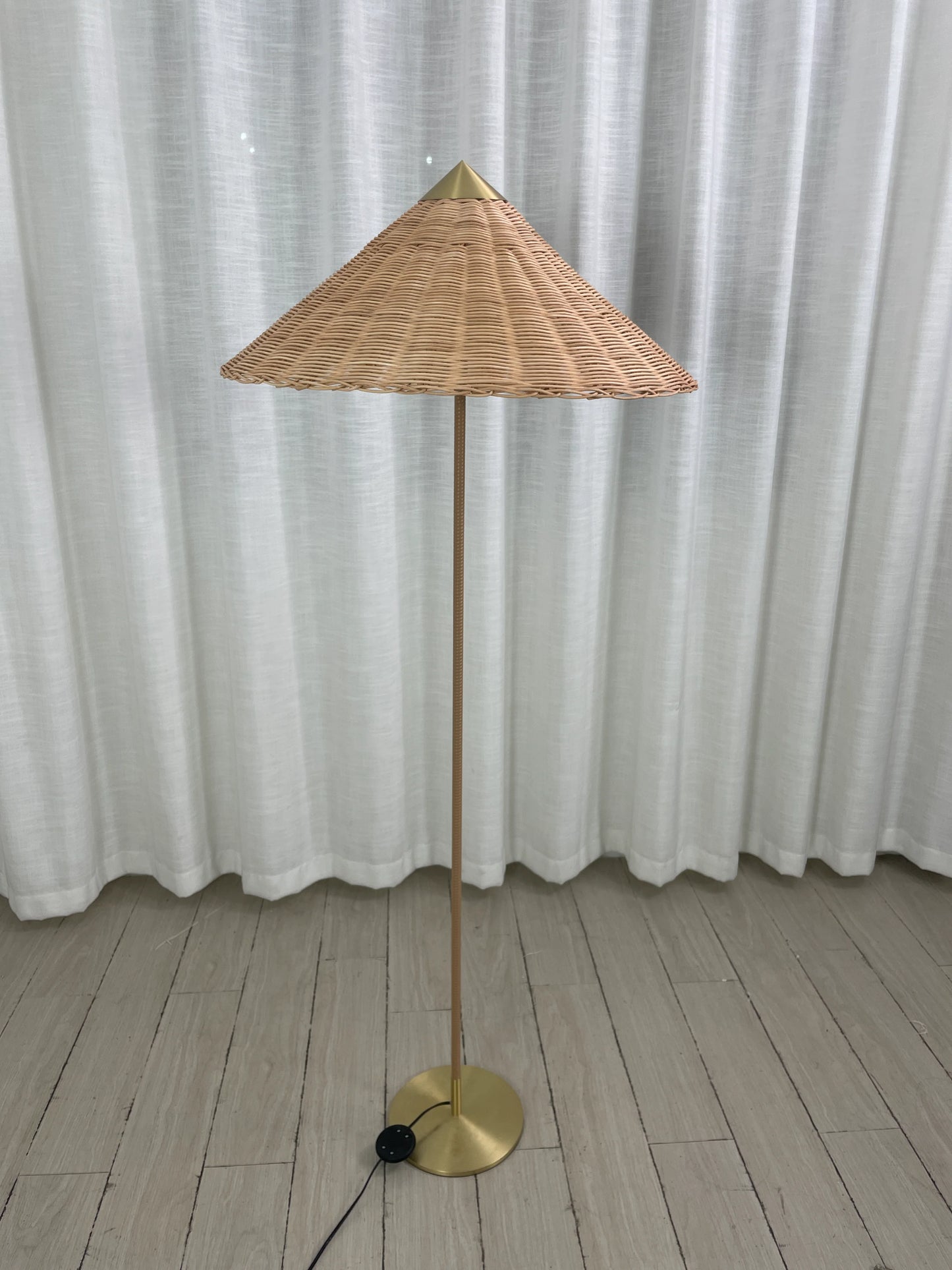 Lámpara de pie con sombrero de bambú