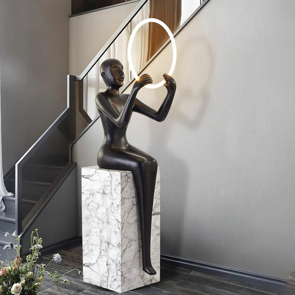 Lámpara de Pie Escultura Bella Sentada