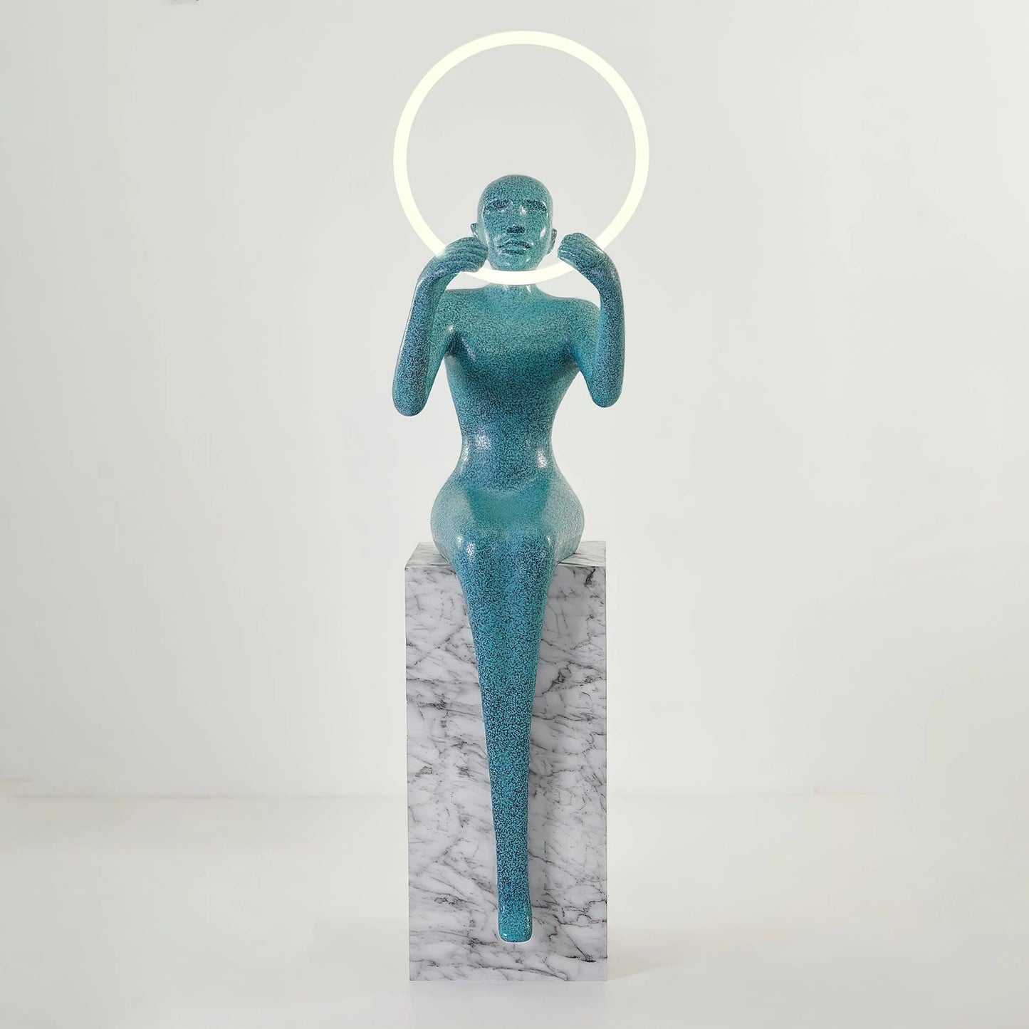 Lámpara de Pie Escultura Bella Sentada