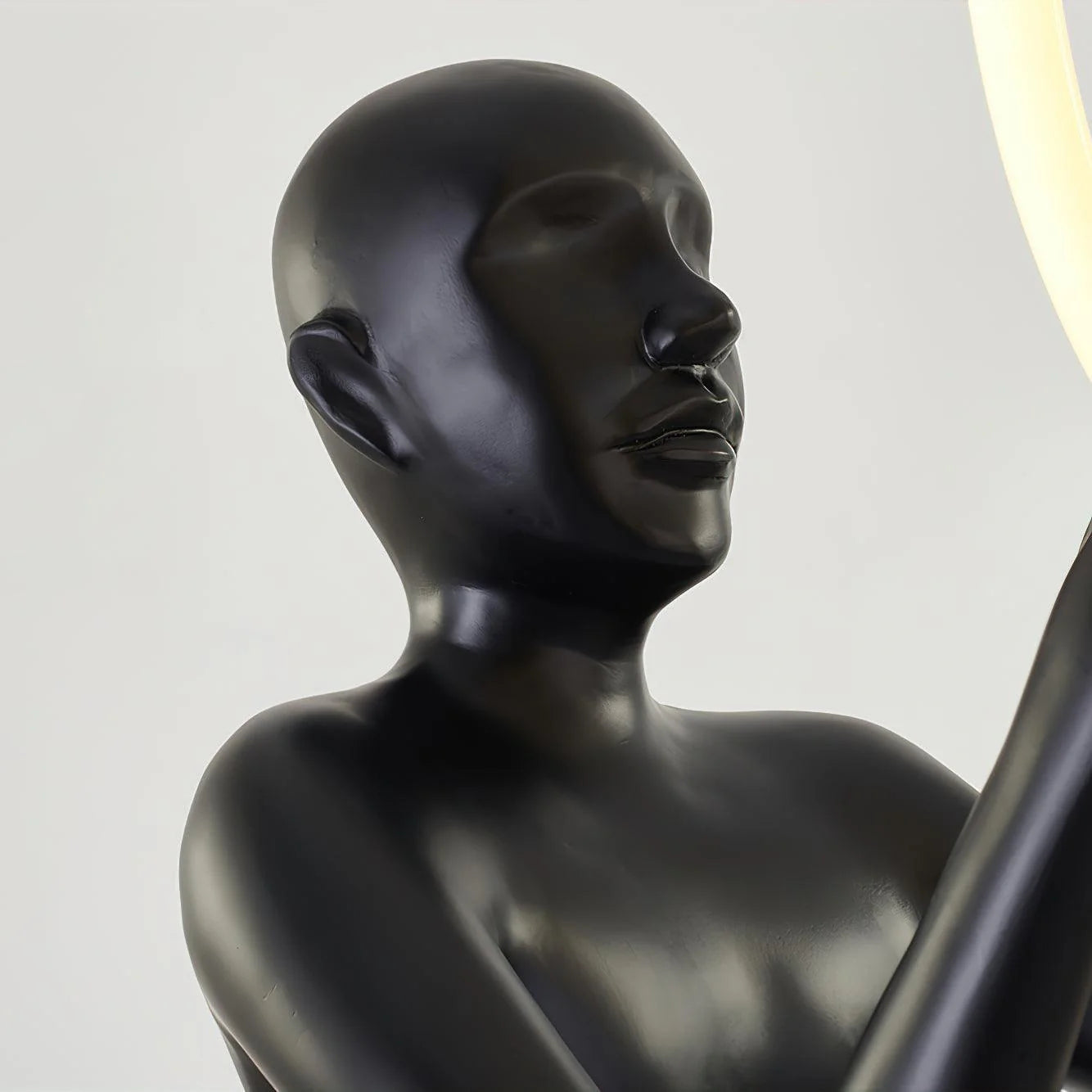 Lámpara de Pie Escultura Bella Sentada