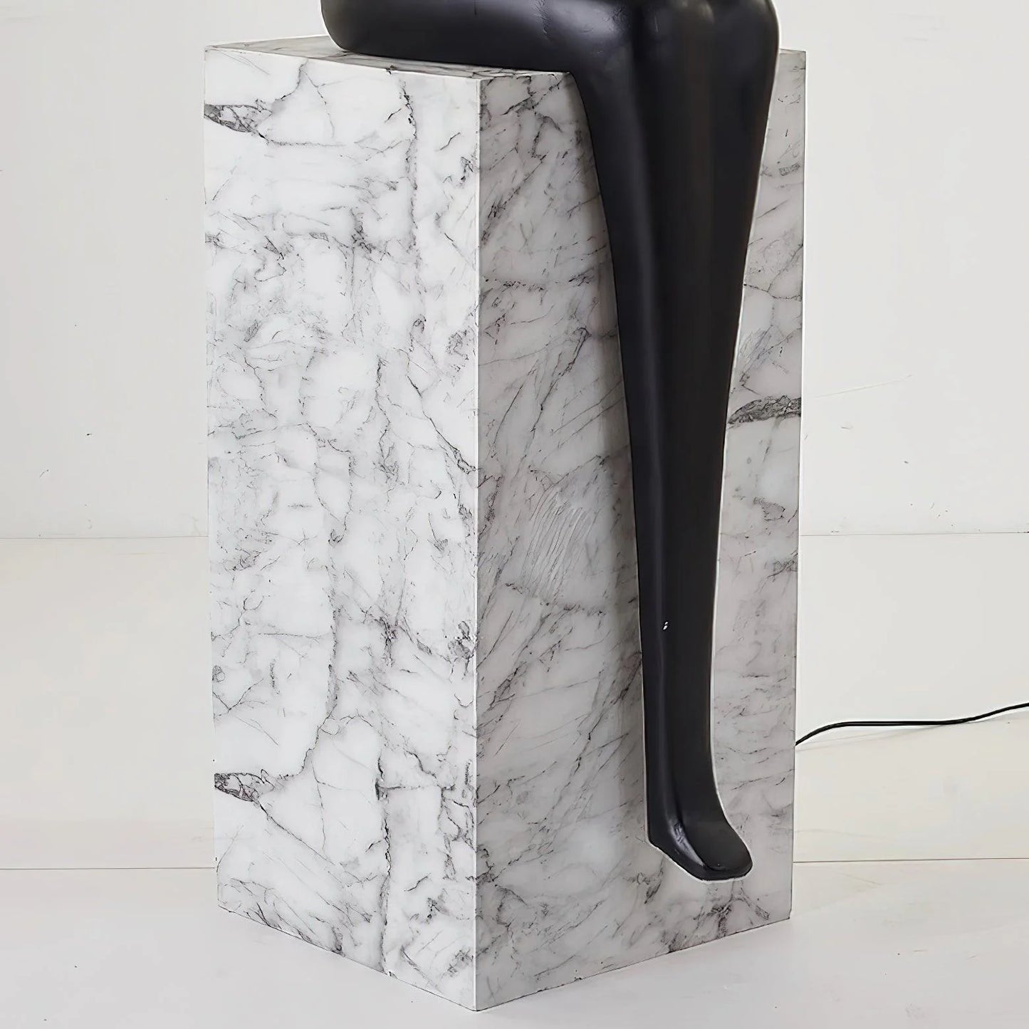 Lámpara de Pie Escultura Bella Sentada