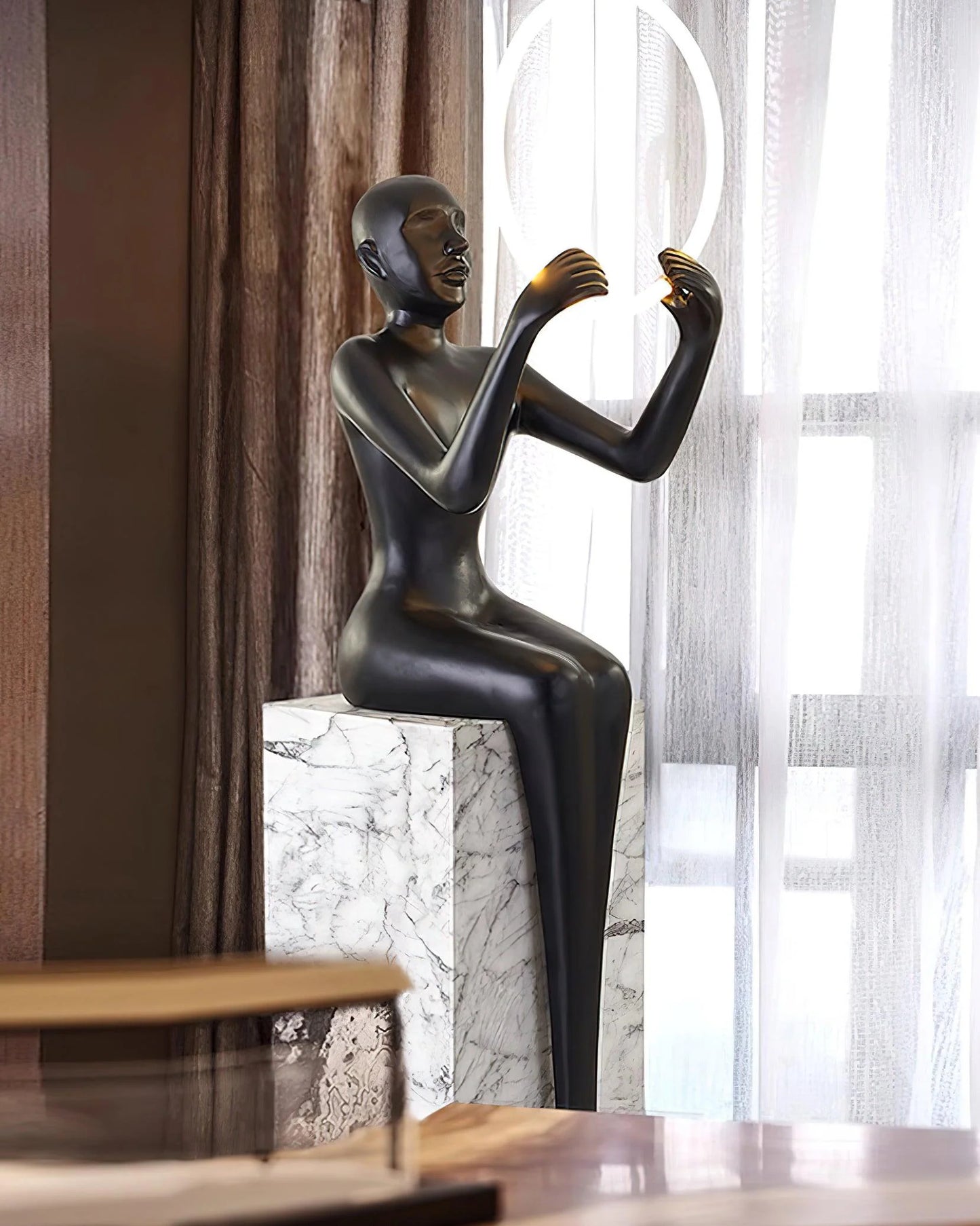 Lámpara de Pie Escultura Bella Sentada