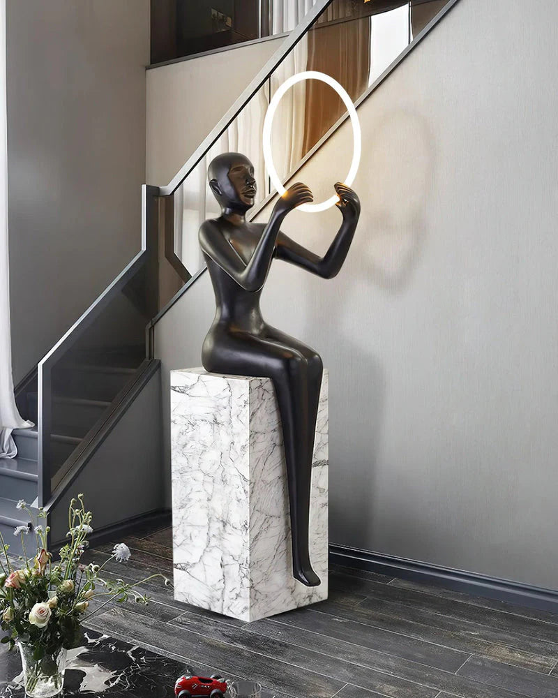 Lámpara de Pie Escultura Bella Sentada
