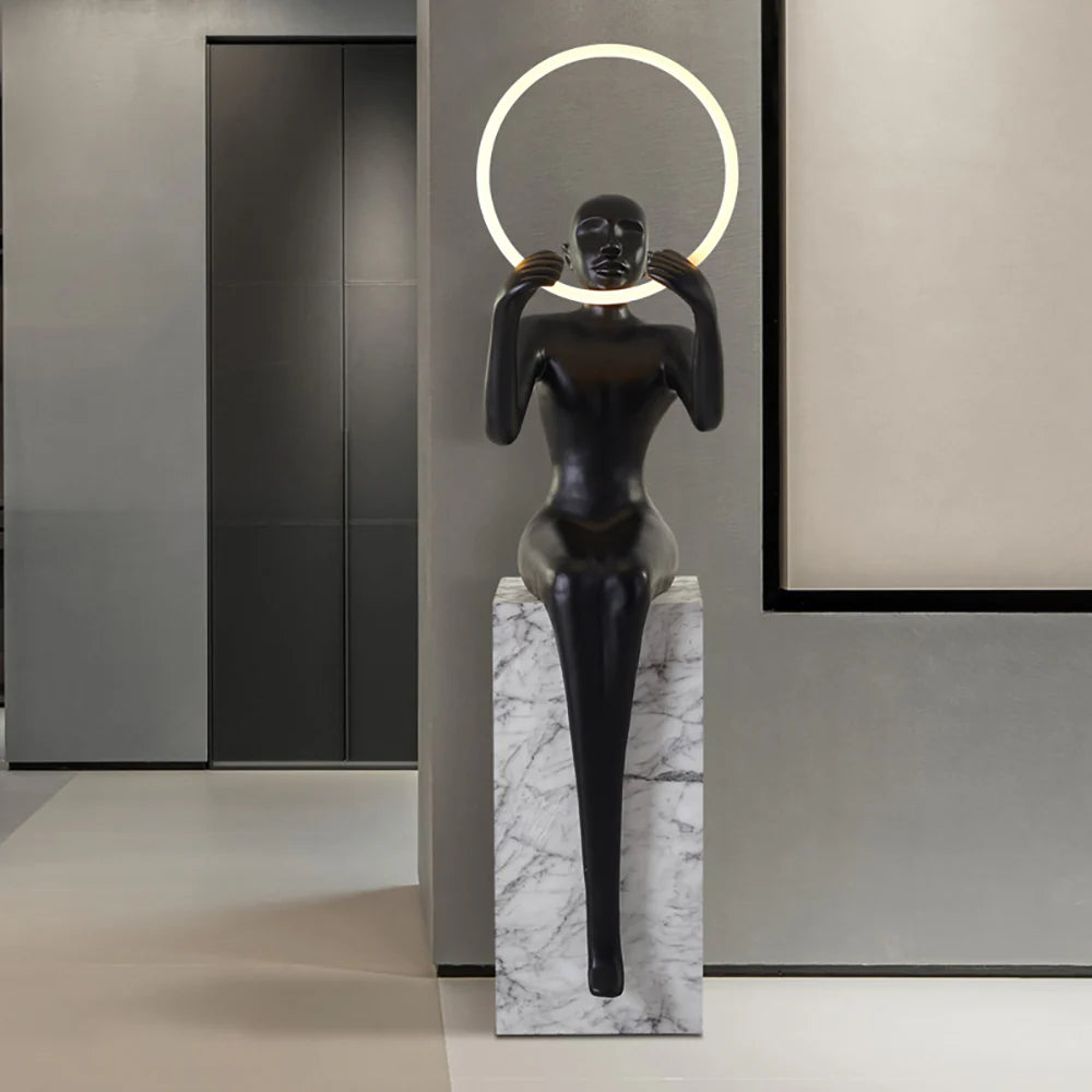 Lámpara de Pie Escultura Bella Sentada