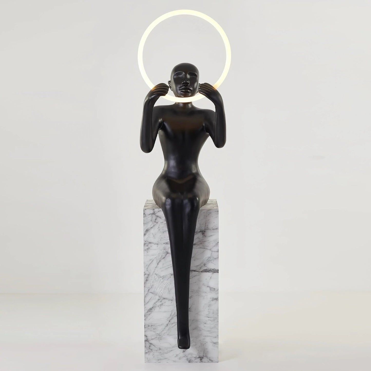 Lámpara de Pie Escultura Bella Sentada