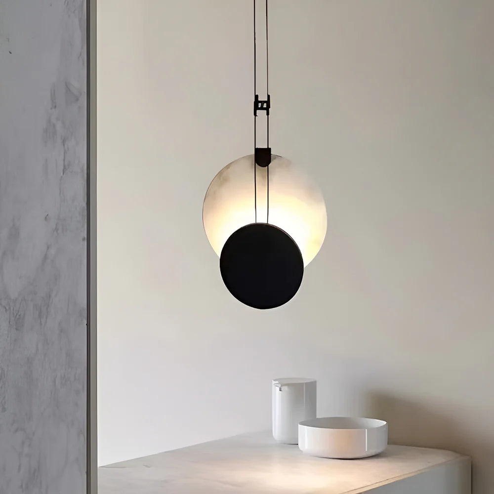 Lámpara Colgante de Mármol con Disco de Hierro Pintado en Negro