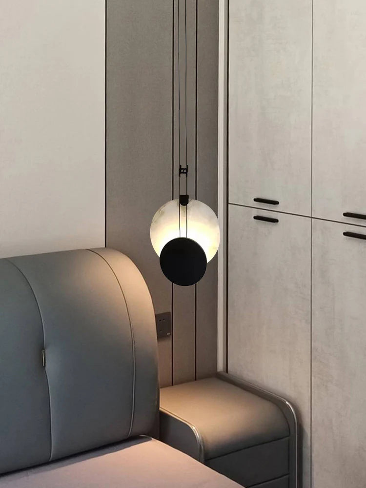 Lámpara Colgante de Mármol con Disco de Hierro Pintado en Negro