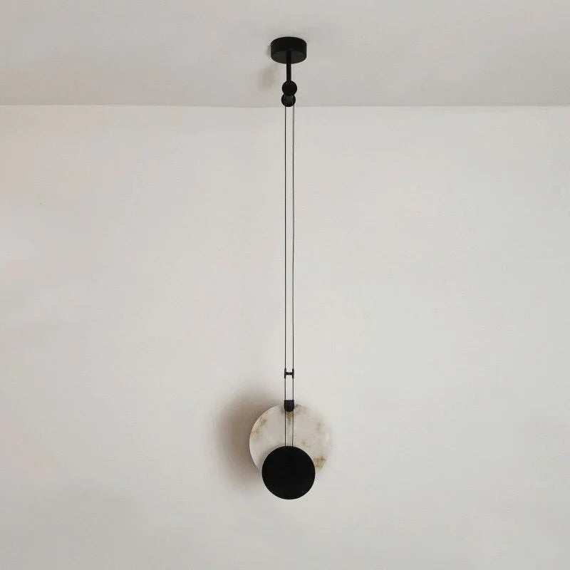 Lámpara Colgante de Mármol con Disco de Hierro Pintado en Negro