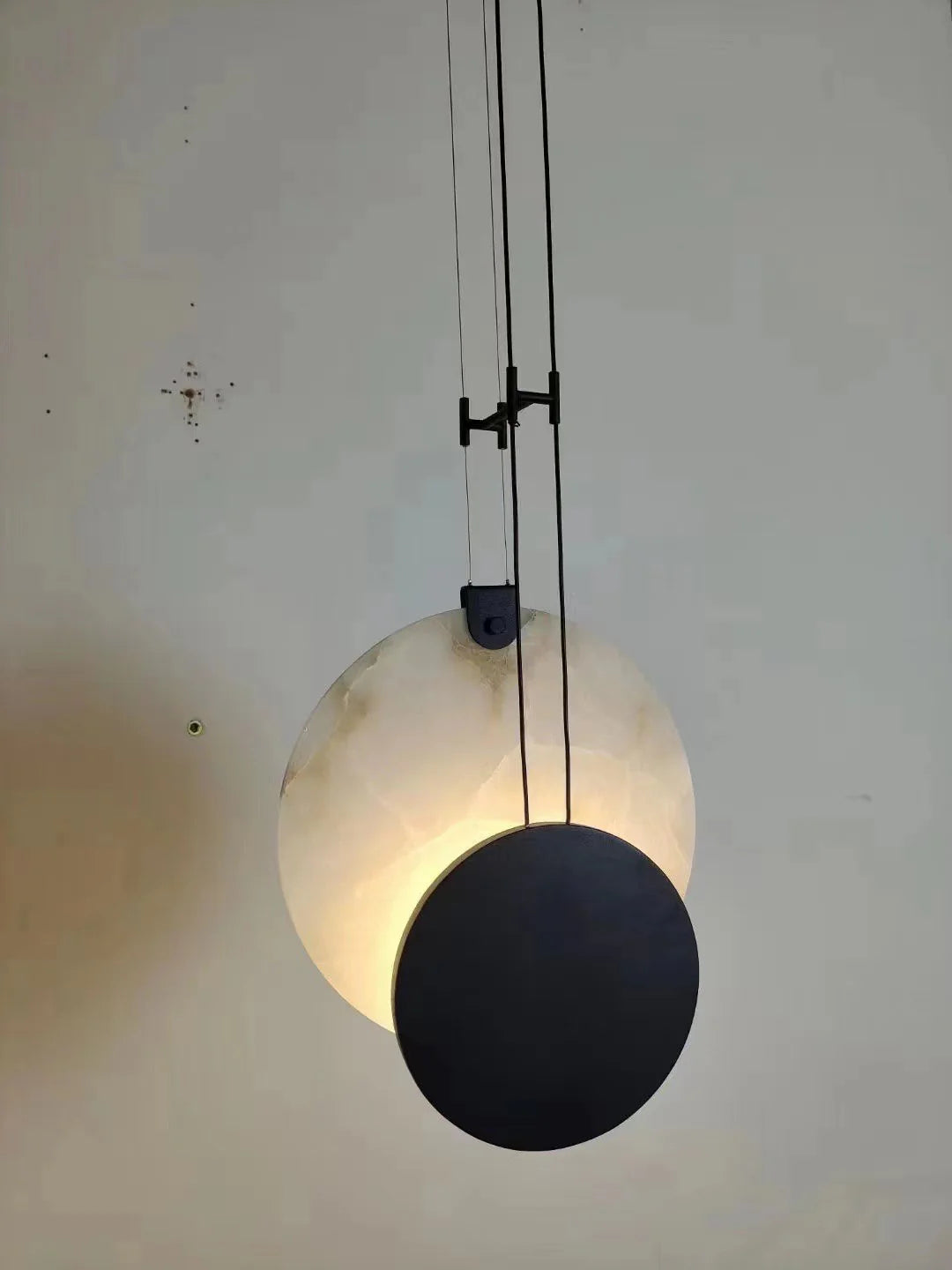 Lámpara Colgante de Mármol con Disco de Hierro Pintado en Negro