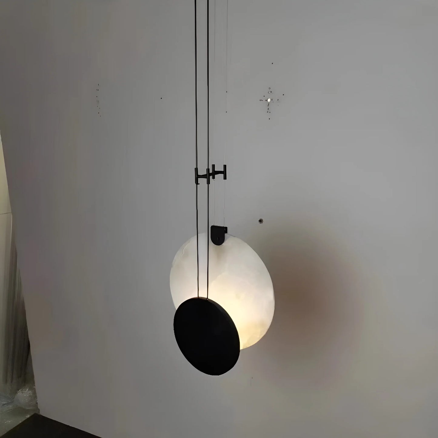 Lámpara Colgante de Mármol con Disco de Hierro Pintado en Negro
