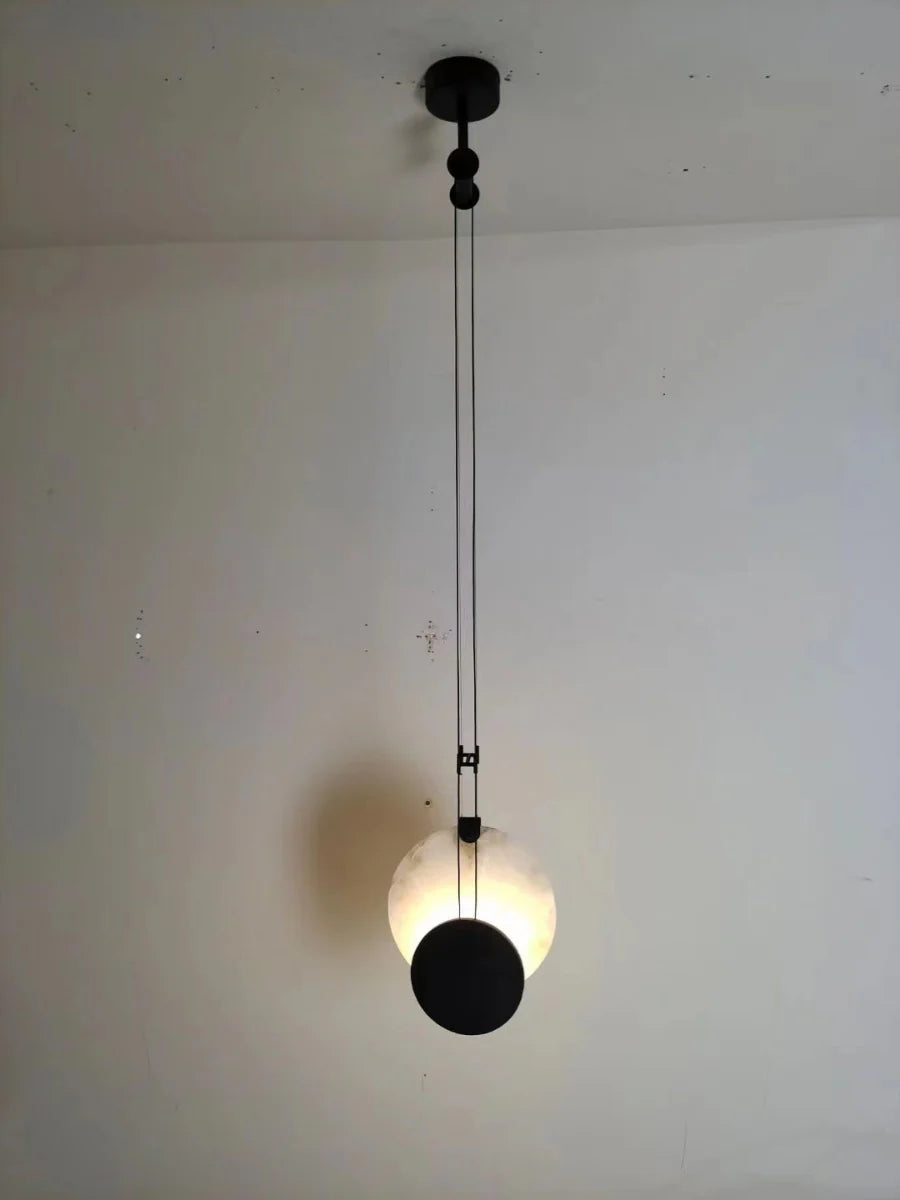 Lámpara Colgante de Mármol con Disco de Hierro Pintado en Negro