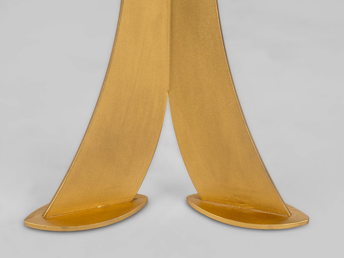 Mesa de sofá con patas divididas (negra con patas doradas)