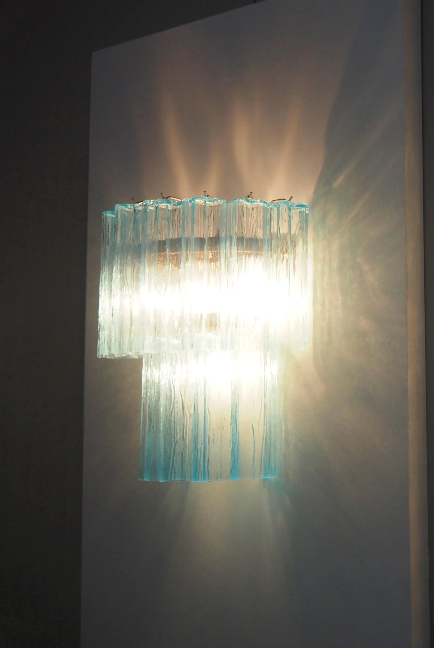 Apliques de pared de cristal de Murano azul en tubo