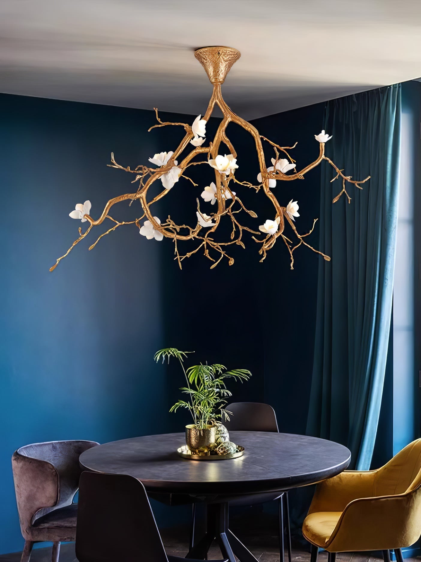 Lámpara de techo con forma de ramas de árbol y flores