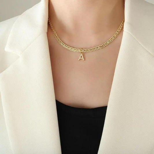 Camisetas Trendsi Collares - Collar con colgante de letra de circonita de latón