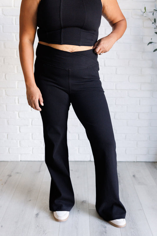 Pantalón de cintura cruzada acampanado de sarga Building Habits en negro