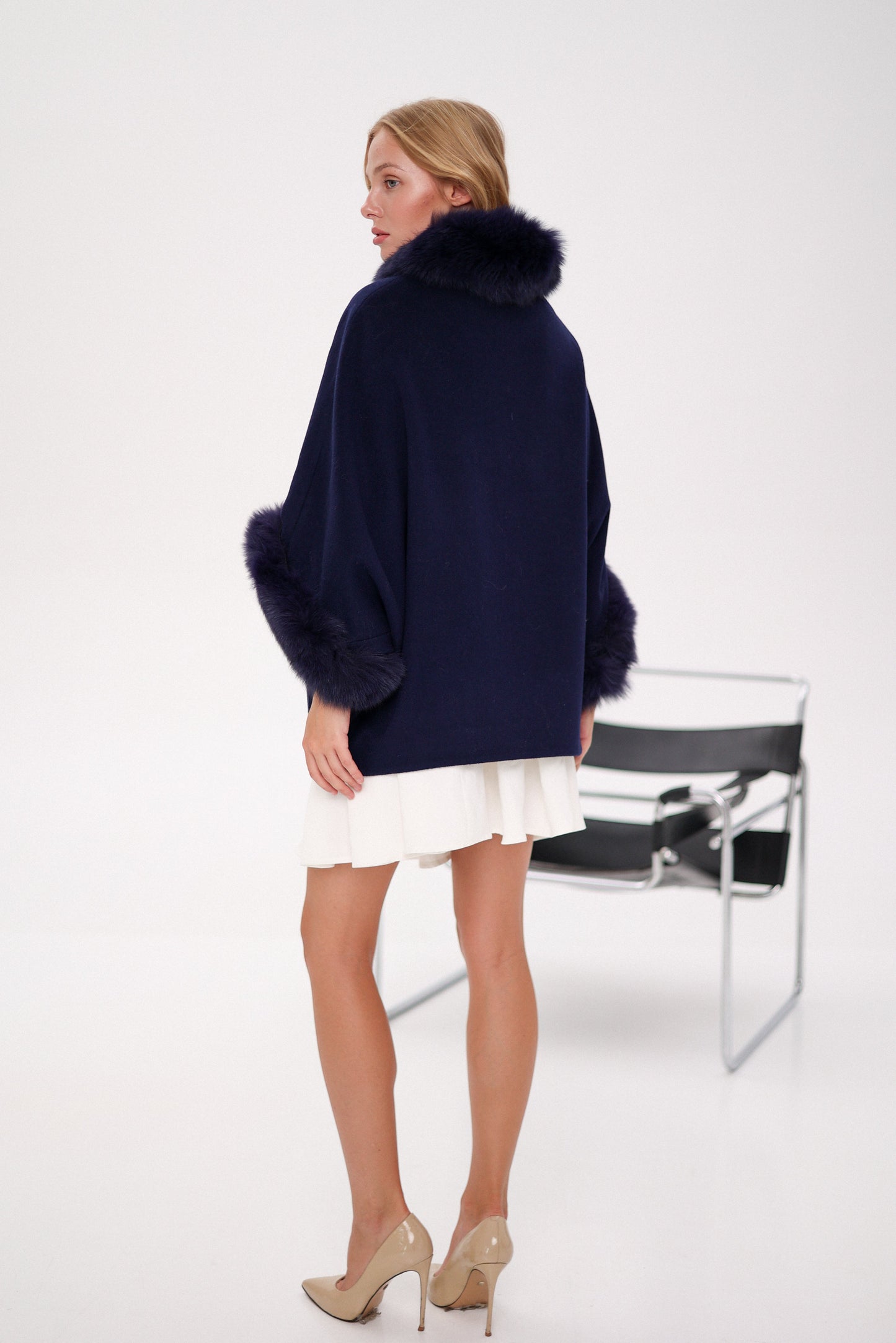 Poncho de auténtica piel de zorro polar y mezcla de cachemir en azul marino verdadero