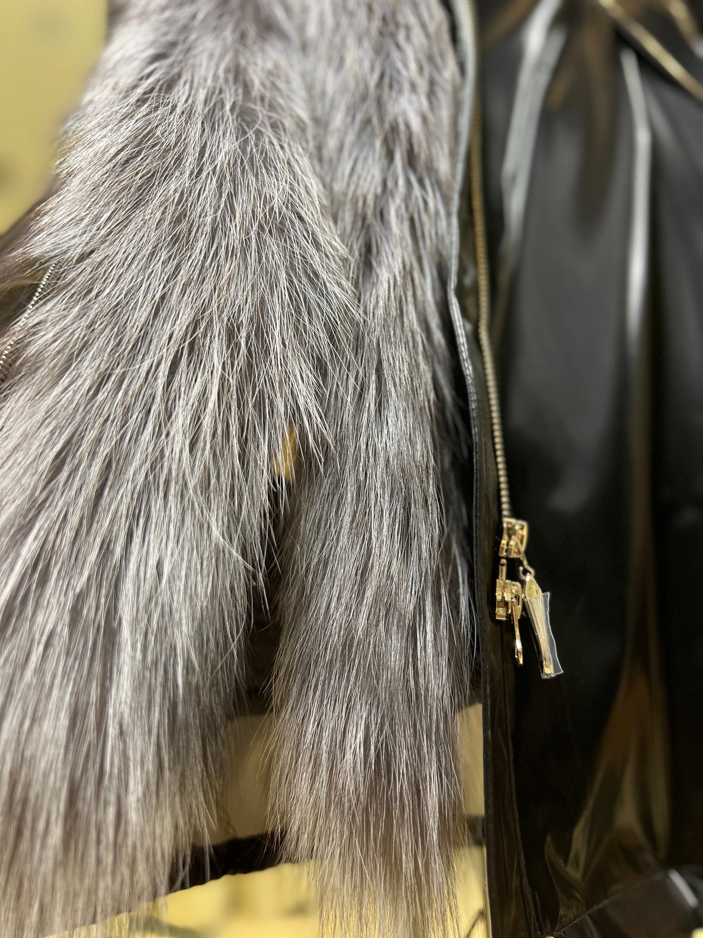Parka Forrada con Capucha de Zorro Plateado Genuino y Aislamiento de Conejo