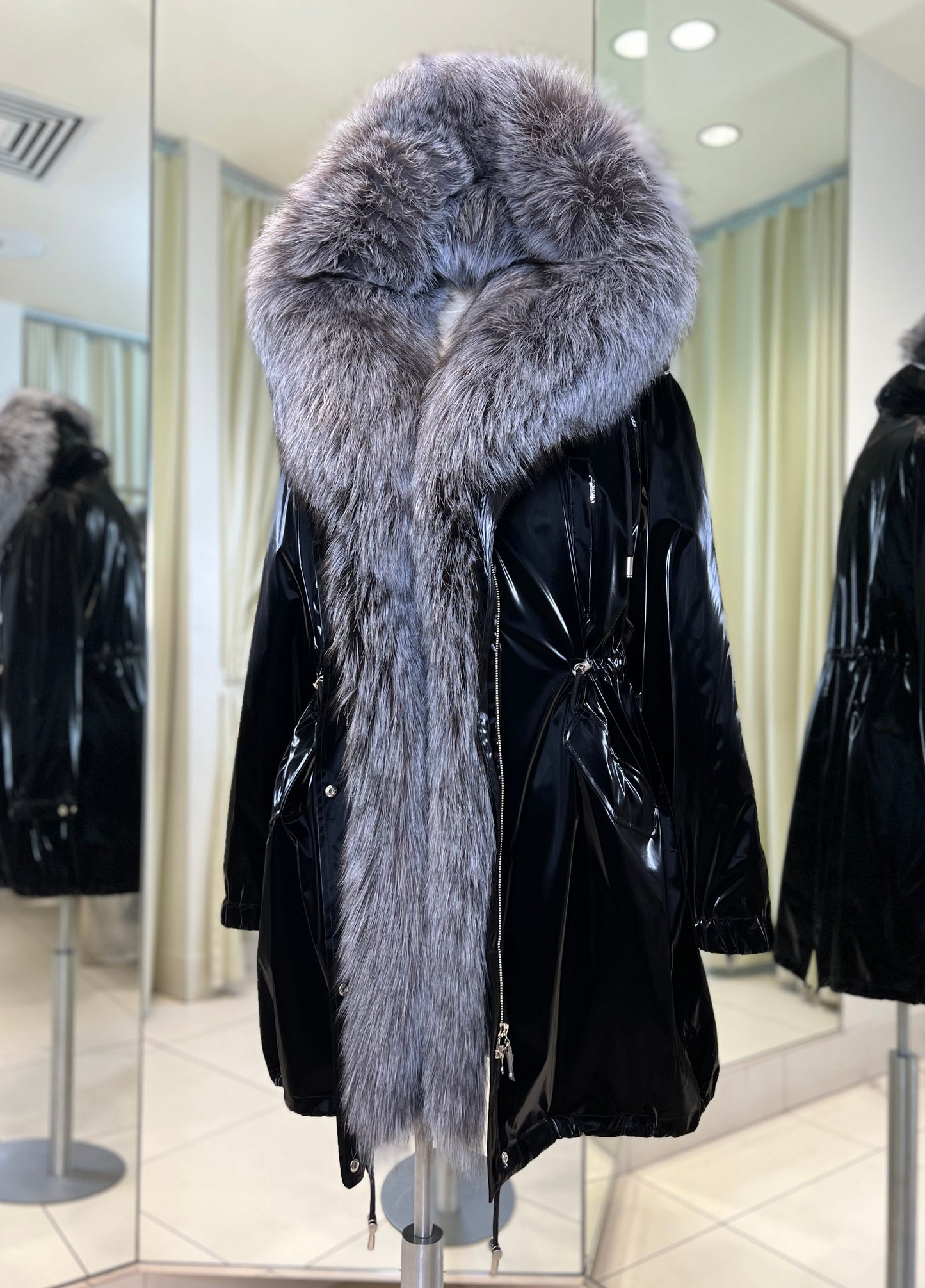 Parka Forrada con Capucha de Zorro Plateado Genuino y Aislamiento de Conejo