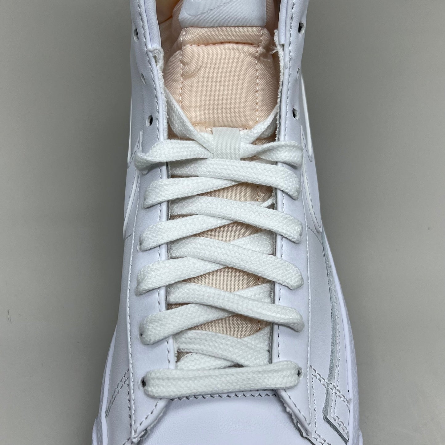 NIKE Blazer Mid 77' Zapatillas de corte alto Talla de mujer 10 Hombre 8.5 Blanco y Melocotón CZ1055-117