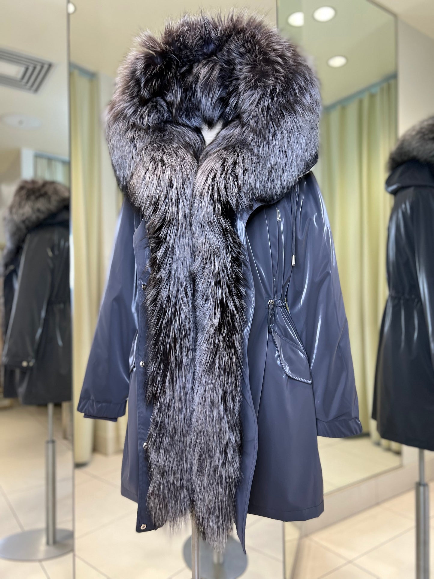 Parka Forrada con Capucha de Zorro Plateado Genuino y Aislamiento de Conejo