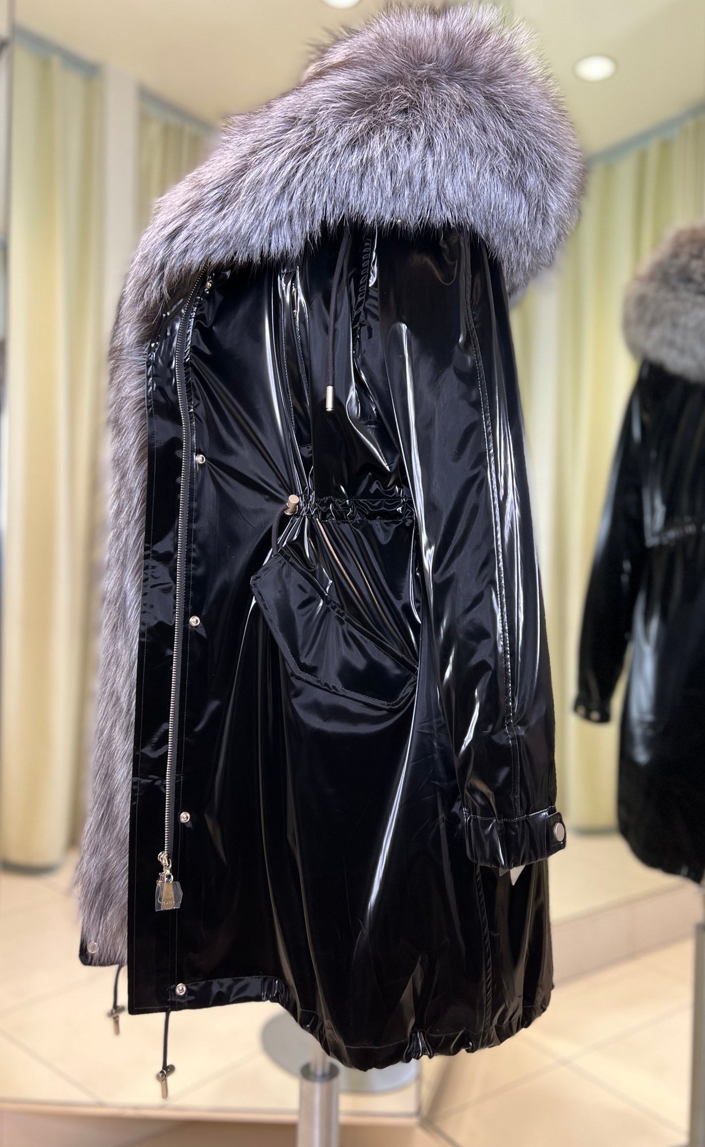 Parka Forrada con Capucha de Zorro Plateado Genuino y Aislamiento de Conejo