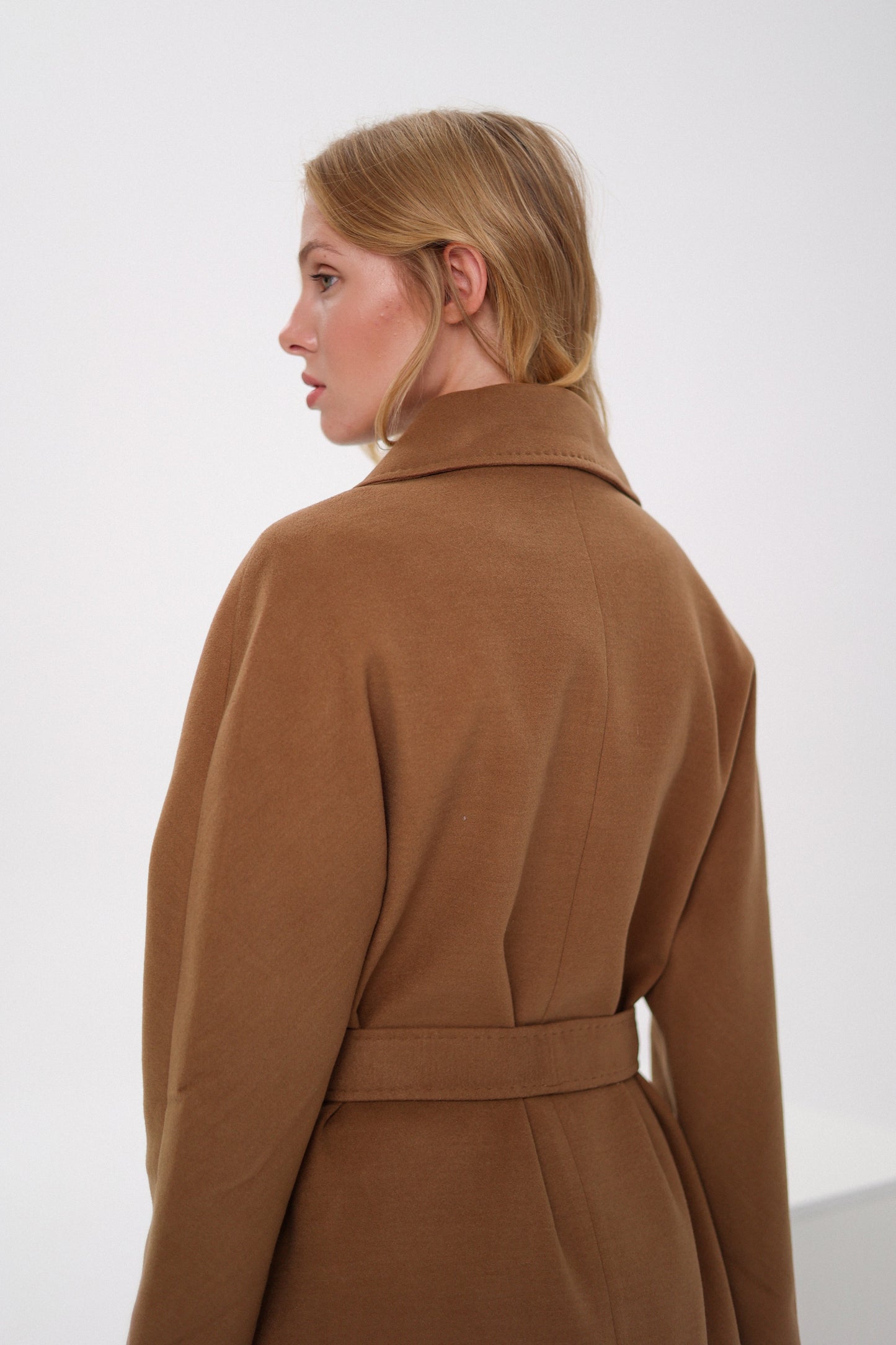 Abrigo Cambridge Comfort cruzado de lana y cachemira en color camel oscuro
