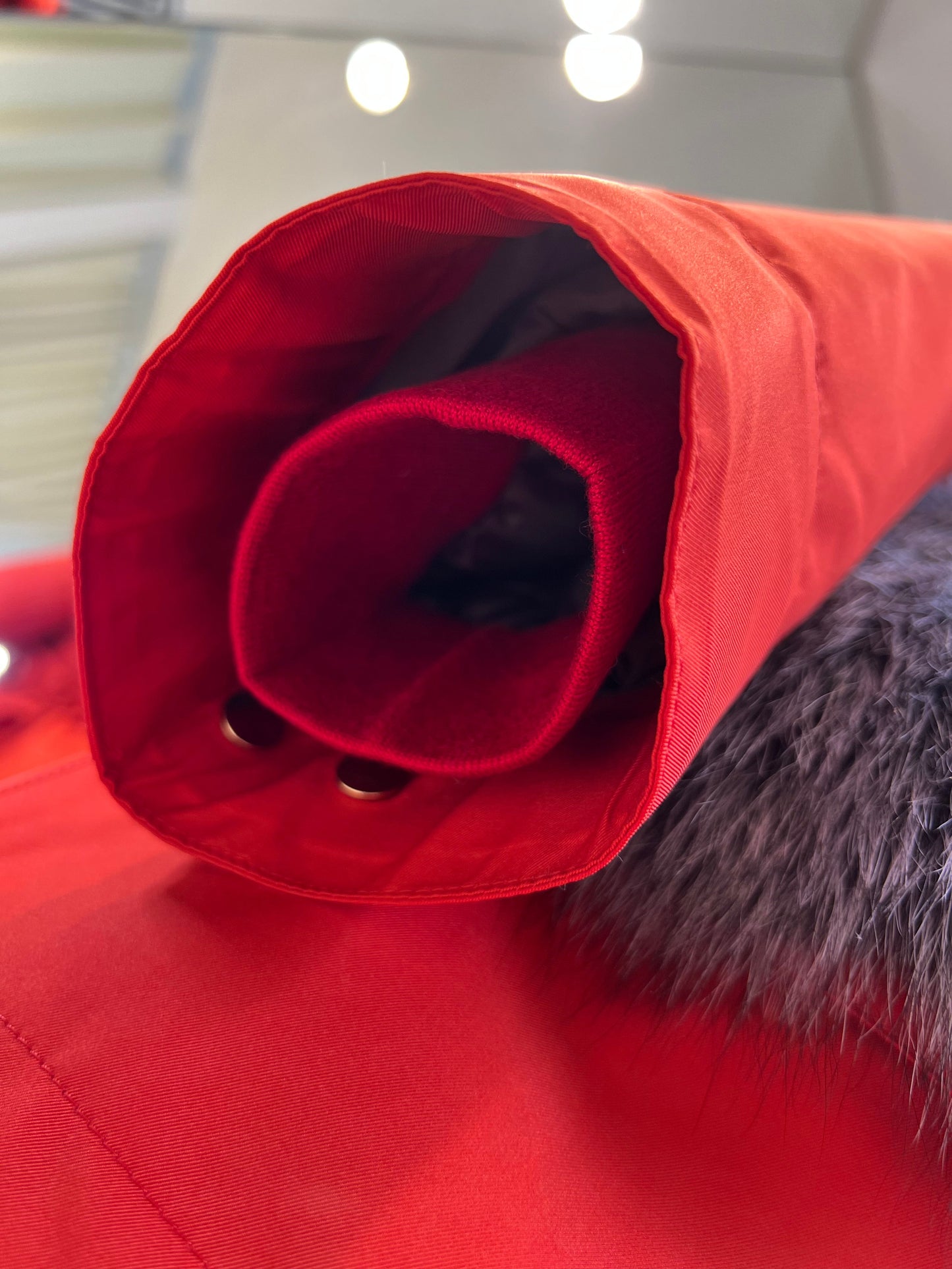 Parka Roma de piel auténtica de zorro plateado y conejo con aislamiento en color rojo