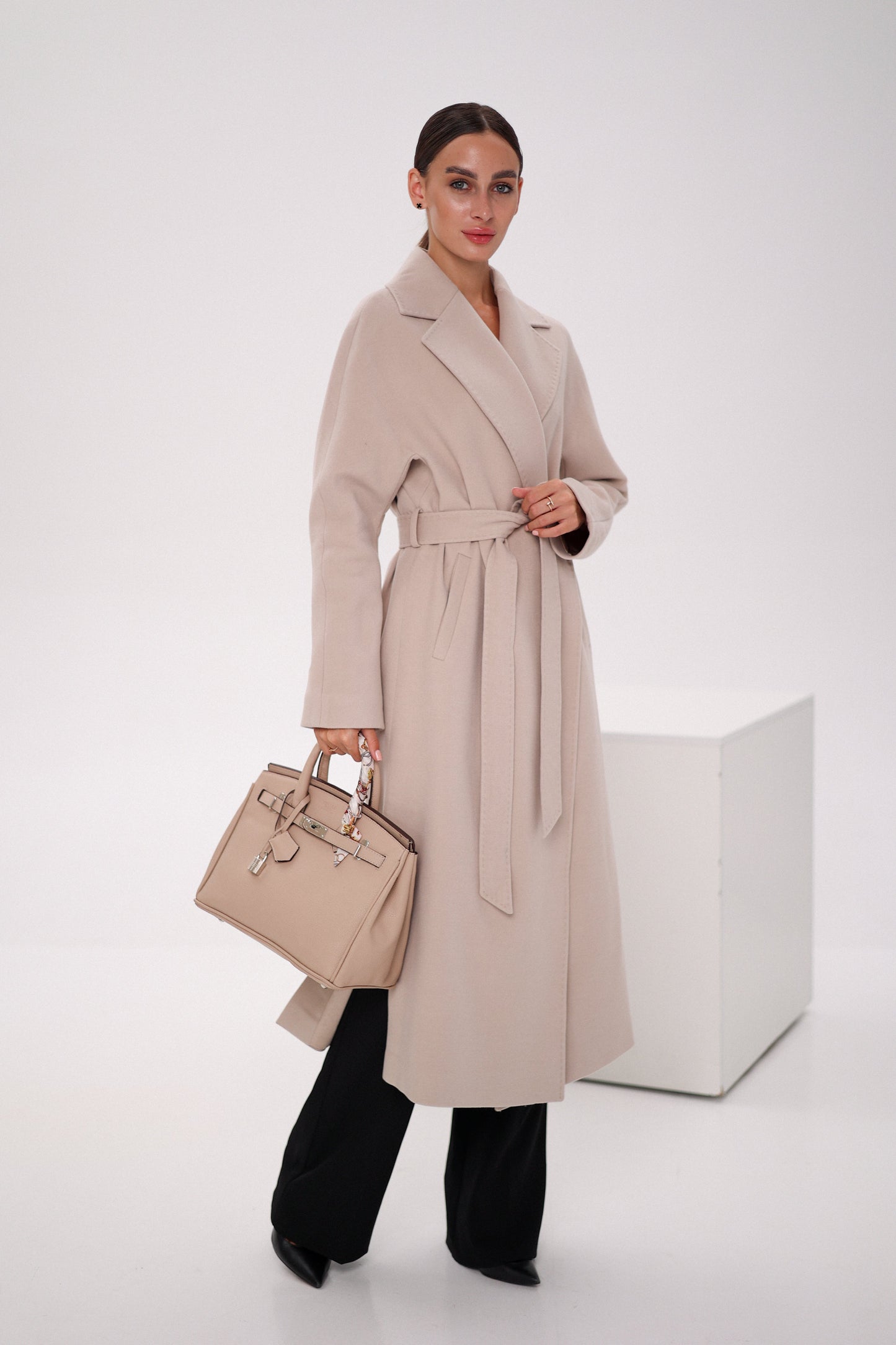Abrigo envolvente de lana y cachemira Cambridge Comfort en color nude