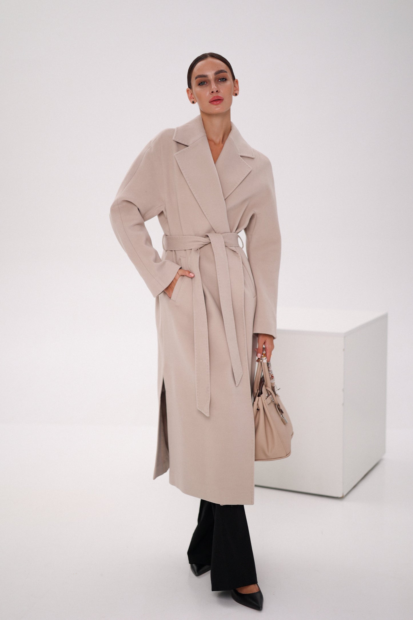 Abrigo envolvente de lana y cachemira Cambridge Comfort en color nude