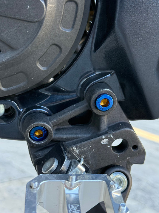 PERNOS DE TITANIO PARA SOPORTE DE ESTRIBERAS TALARIA X3