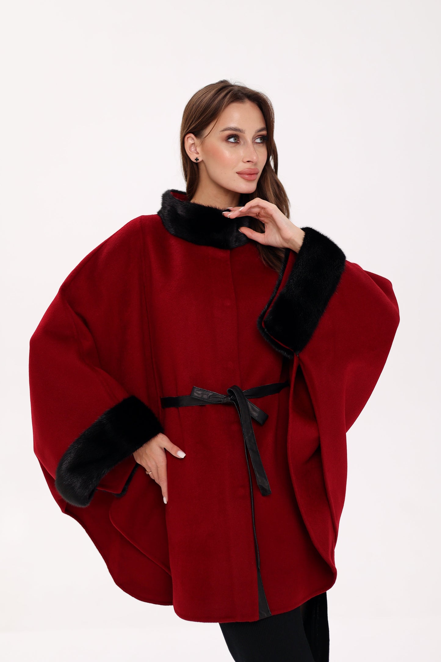 Poncho de lana de doble cara con piel de visón escandinavo auténtico