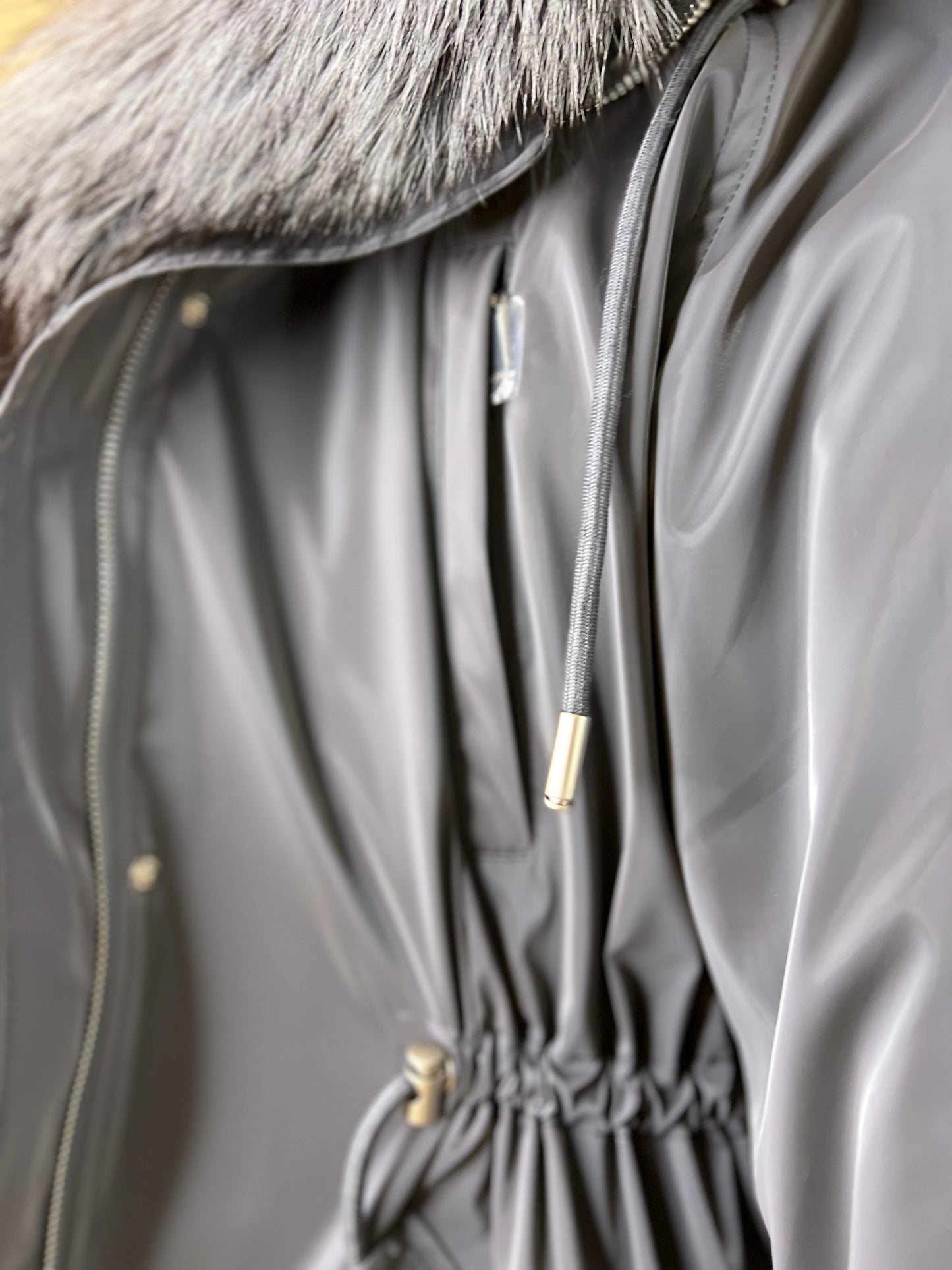 Parka Forrada con Capucha de Zorro Plateado Genuino y Aislamiento de Conejo
