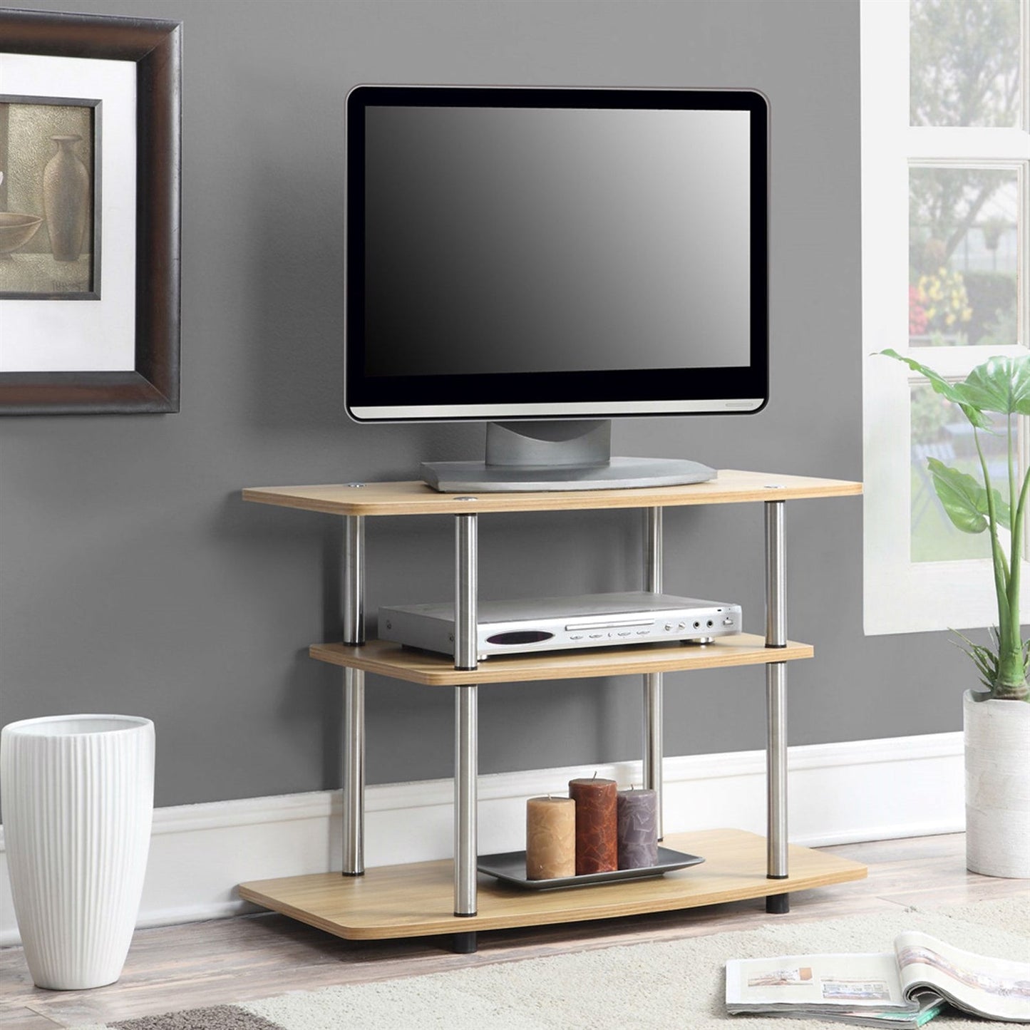 Mueble de TV moderno con acabado de madera de roble claro y postes resistentes de acero inoxidable