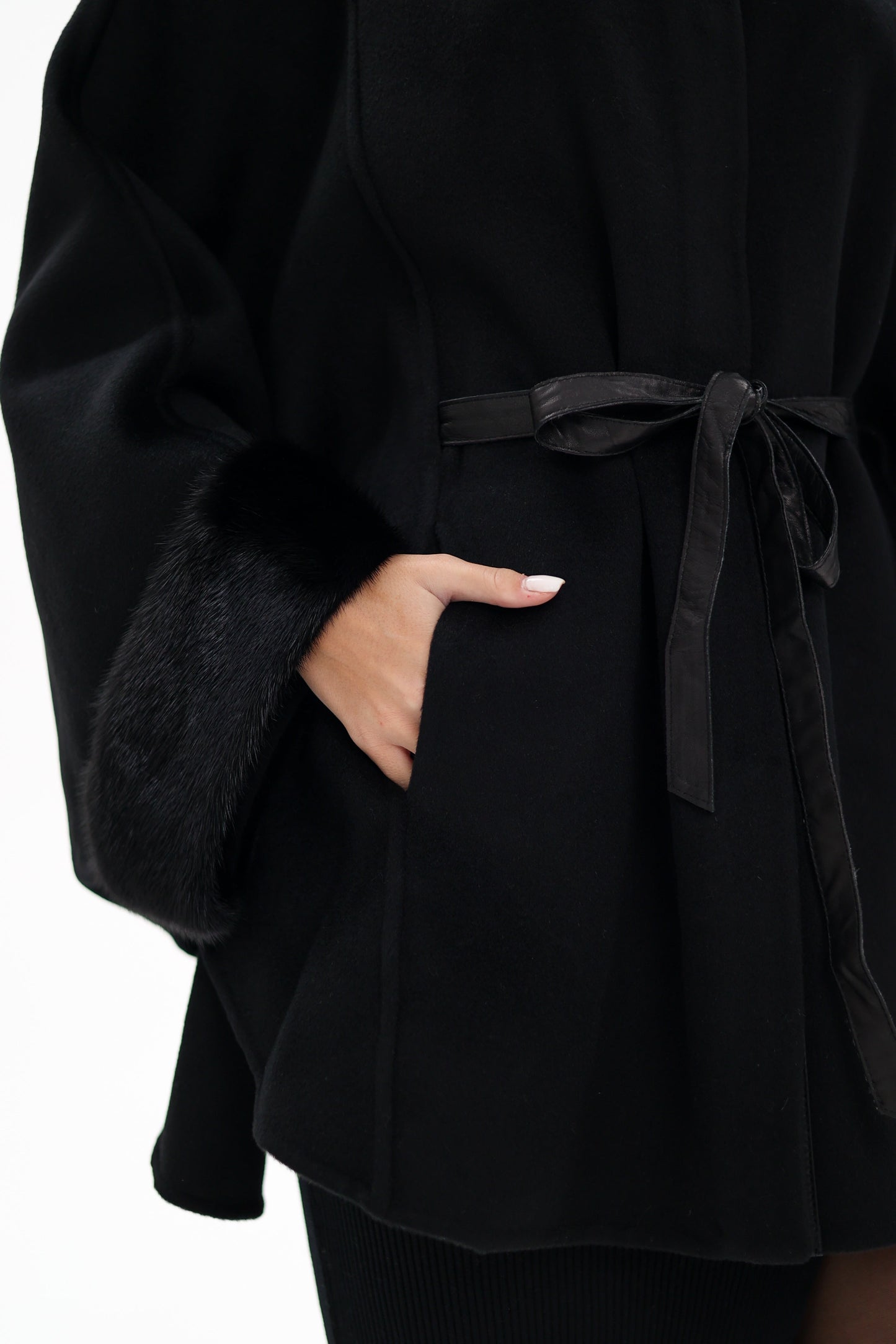 Poncho de lana de doble cara con piel de visón escandinavo auténtico
