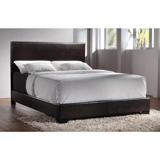 Cama tamaño Queen tapizada en piel sintética color marrón oscuro con cabecero