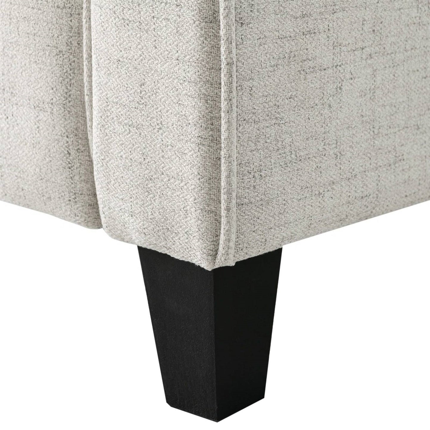 Sillón Tapizado en Microfibra Color Crema con Respaldo Acolchado con Botones