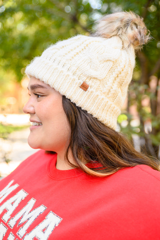Gorro de punto trenzado con dobladillo en color marfil