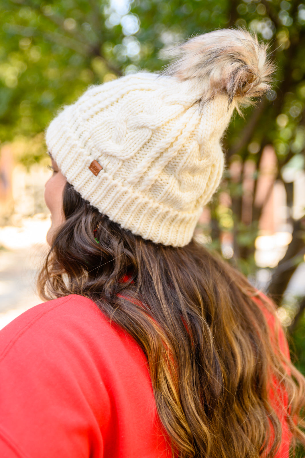 Gorro de punto trenzado con dobladillo en color marfil