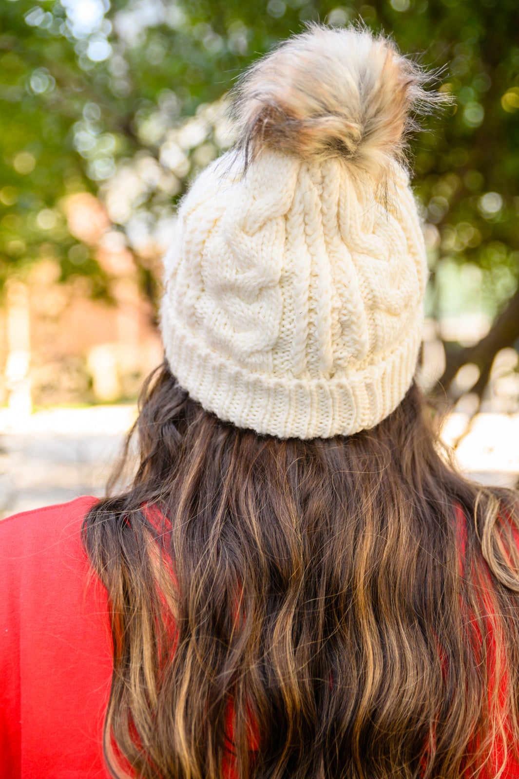 Gorro de punto trenzado con dobladillo en color marfil