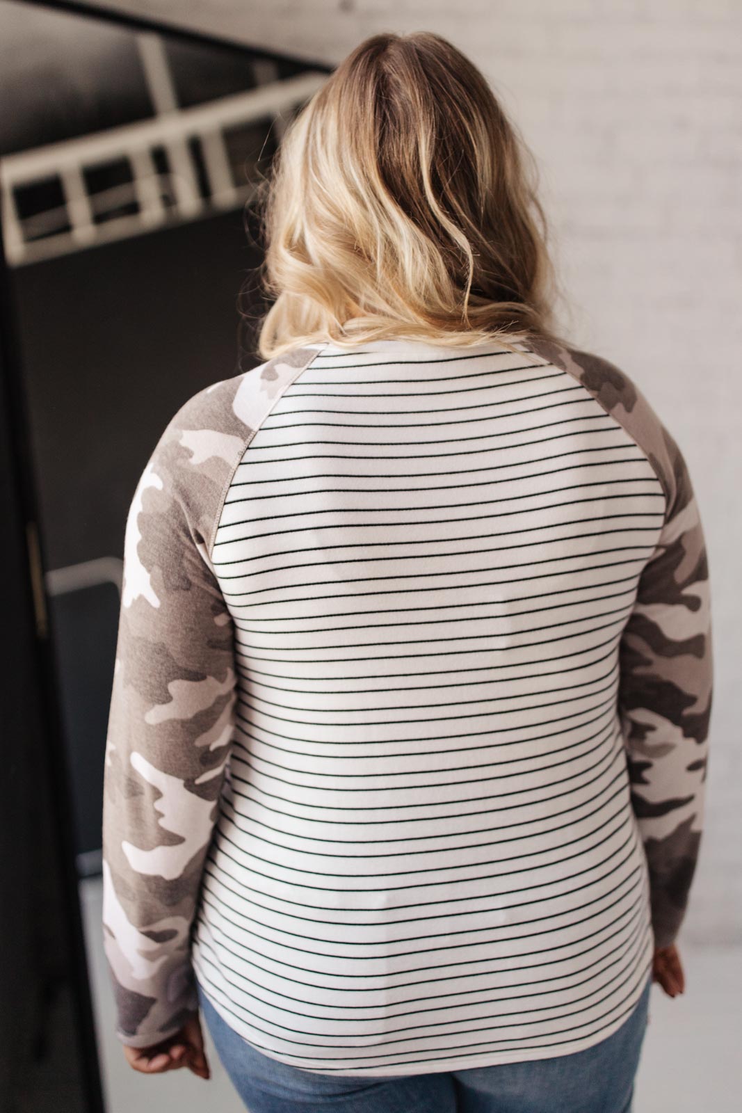 Camiseta raglán camuflaje y rayas