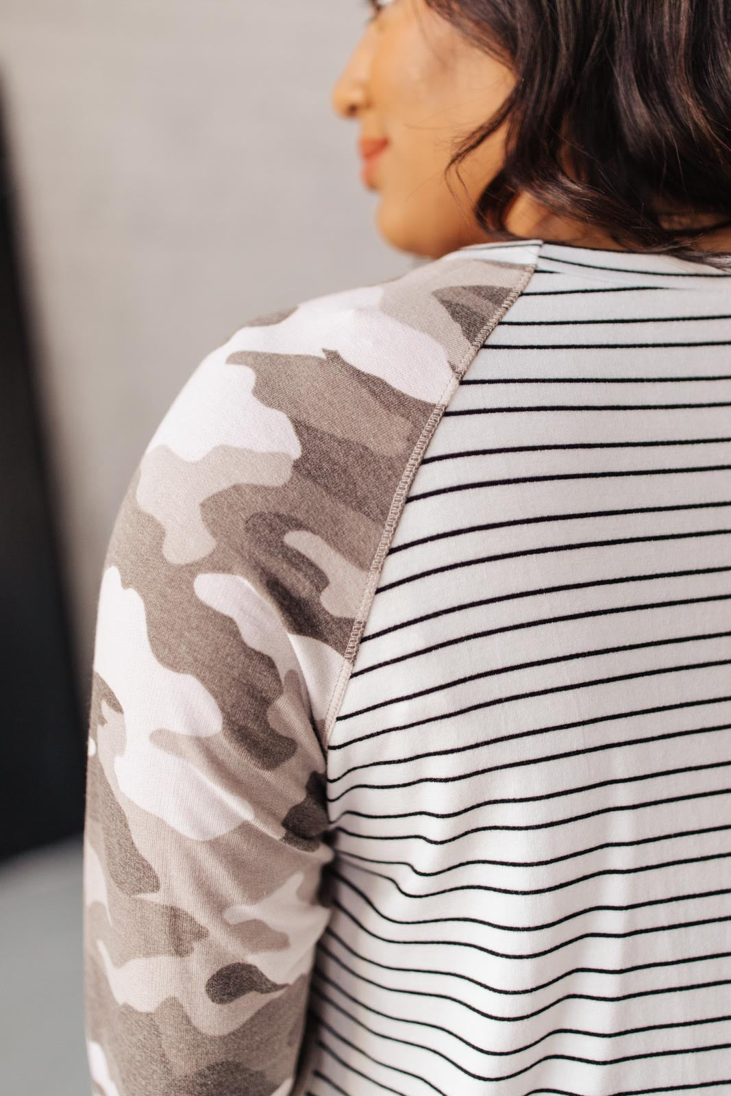 Camiseta raglán camuflaje y rayas