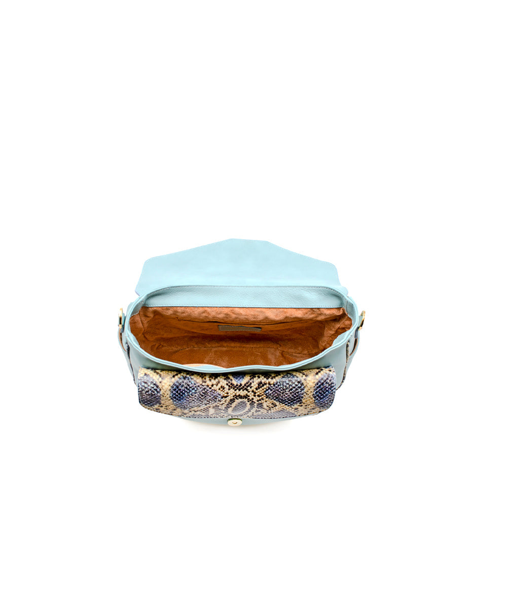 Kara en cuero azul