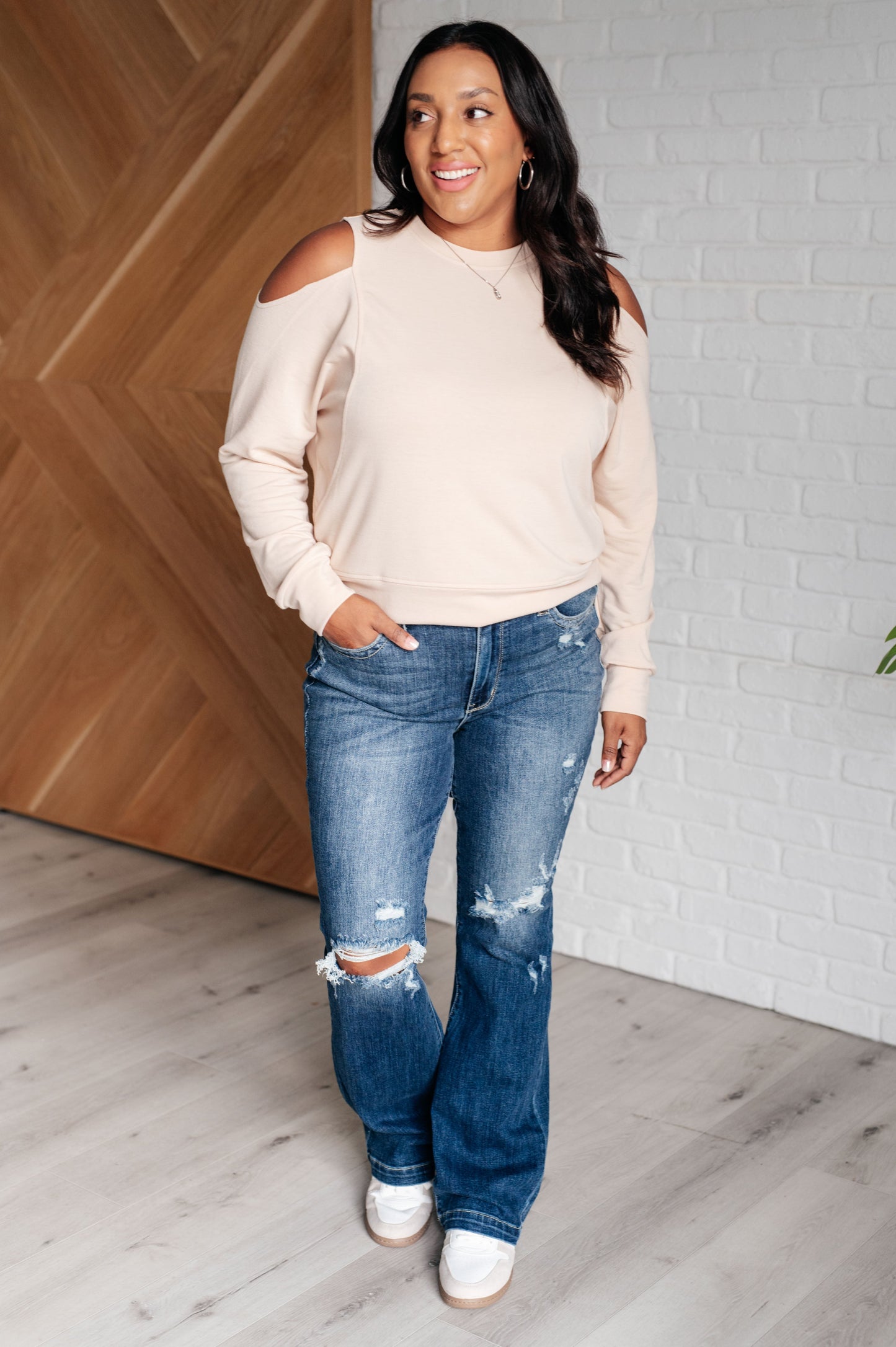 Blusa escotada con hombros descubiertos, cuidadosamente confeccionada