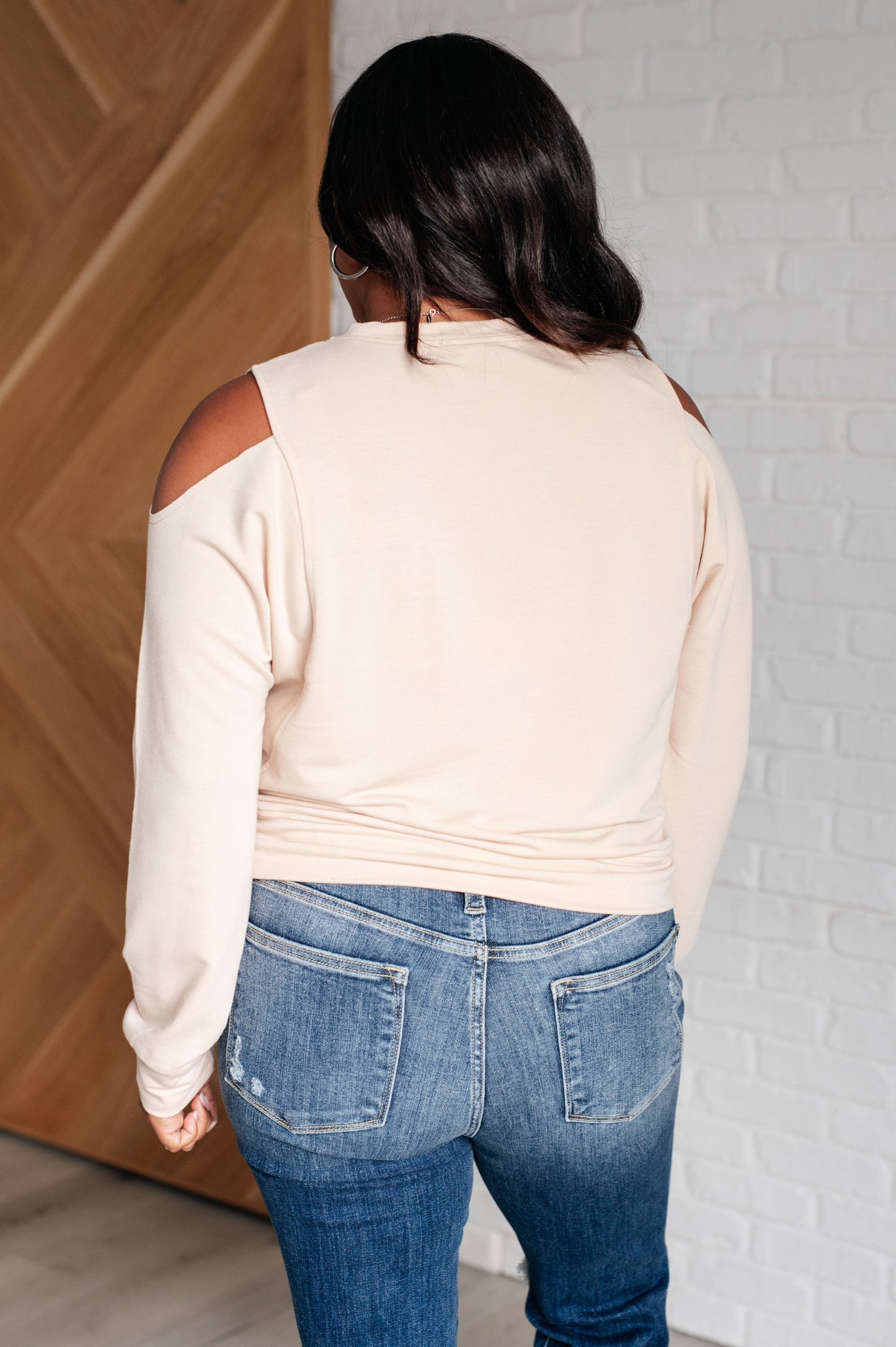 Blusa escotada con hombros descubiertos, cuidadosamente confeccionada