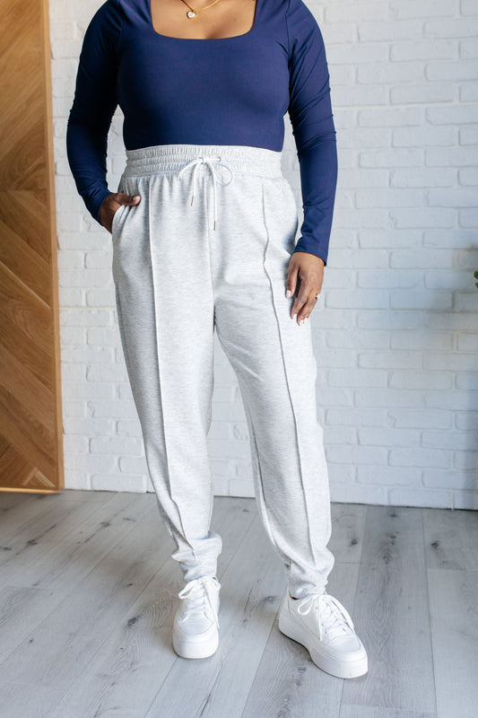 Pantalones deportivos estilo buzo con costura central en gris jaspeado