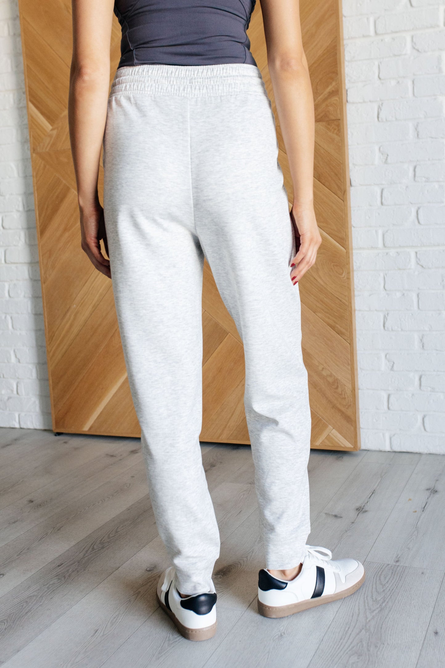 Pantalones deportivos estilo buzo con costura central en gris jaspeado